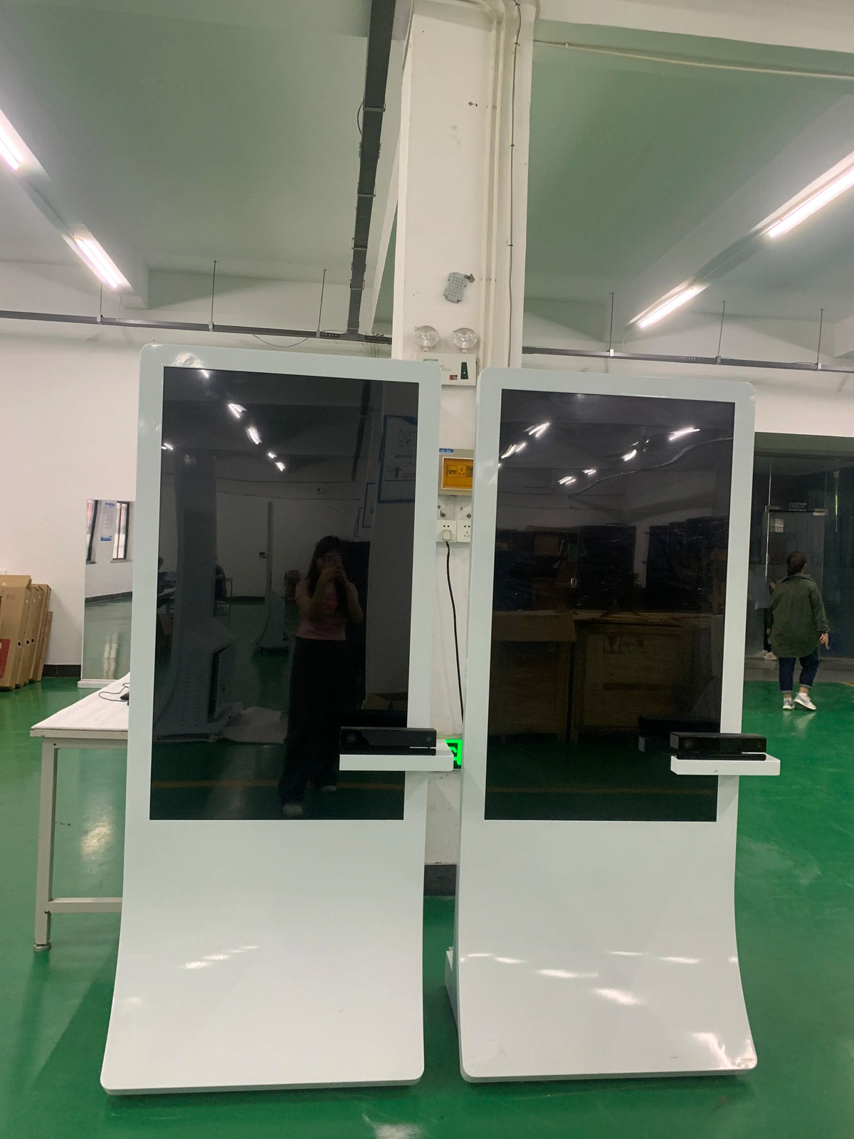 Digital signage virtual AR software full-length mirror intelligent screen recognition virtual mirror
